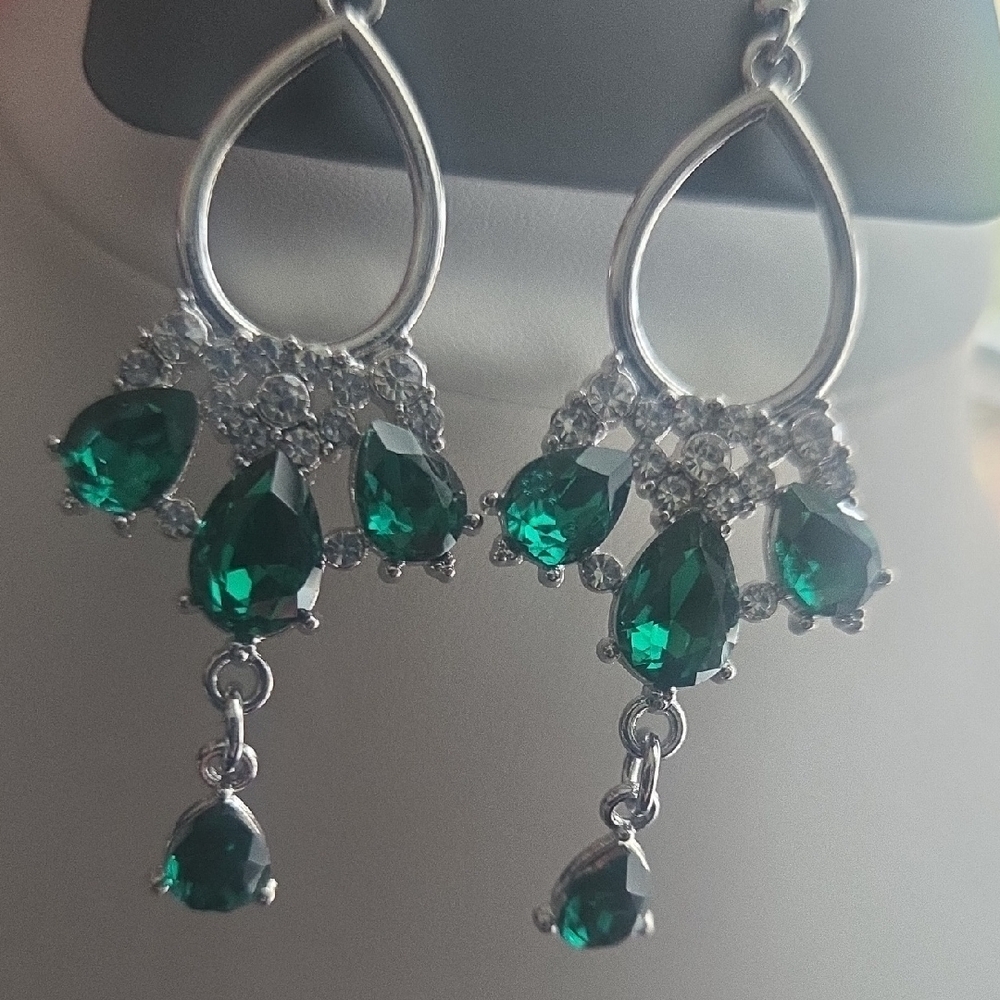 Paparazzi Coming In Clutch Green Gem Teardrop Earrings NWT